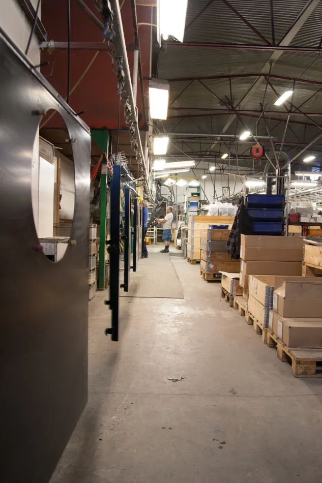 Hallen i Kårsta med en stor lackerad panel i förgrunden och linan längs taket