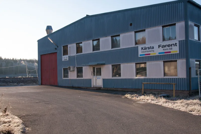 Verkstaden på Verkstadsvägen 11 i Kårsta, en blå industribyggnad med skylten Kårsta Industrilackering